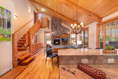 Bear Pause | Pet Friendly | Private Hot Tub | Mountain Cabin