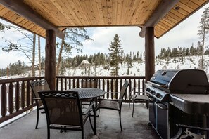 Outdoor dining - Bear Pause | Pet Friendly | Private Hot Tub | Mountain Cabin (Fraser)