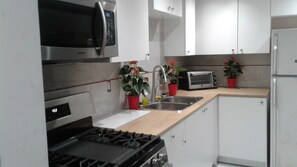 Fridge, microwave, oven, stovetop - 2 bedroom self contain  (Brampton)