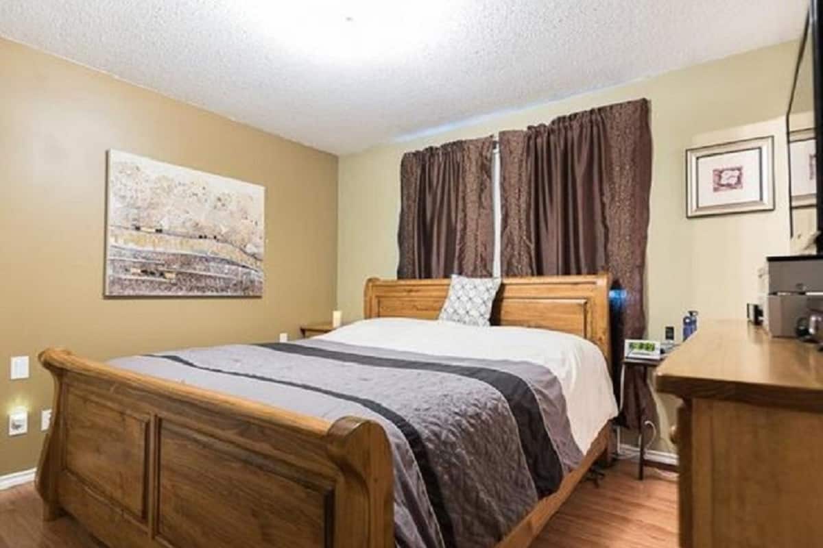 Habitación Deluxe, 1 cama de matrimonio grande, no fumadores | Tabla de planchar con plancha, wifi gratis, ropa de cama