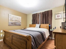 Habitación Deluxe, 1 cama de matrimonio grande, no fumadores | Tabla de planchar con plancha, wifi gratis, ropa de cama