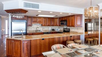 Køleskab, mikrobølgeovn, opvaskemaskine, kaffe-/temaskine