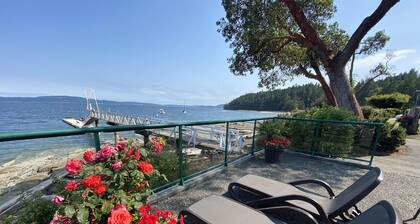 Stunning ocean views from this 2 bed/2 bath condo with a Pool/Hot Tub & Dock