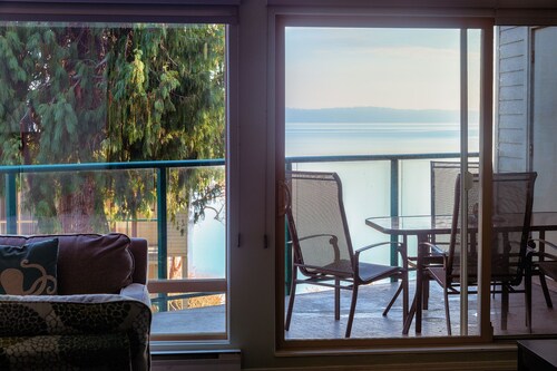 Oceanfront 2 bedroom Condo w/Stunning Views~Heated Pool/Hot Tub/Dock