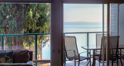 Oceanfront 2 bedroom Condo w/Stunning Views~Heated Pool/Hot Tub/Dock