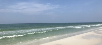 30A Getaway~Spacious 4 Bed/3 Bath Condo with Pool/Fitness!~Walk to Beach!