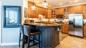 Coffee/tea maker, fridge, microwave, oven - NORRIS LAKE'S Lakeside Haven at Yacht Club Condos - Pool, Hot Tub, Marina (Andersonville)