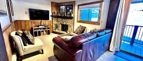 Älytelevisio, takka, pöytäjalkapallopöytä, stereot