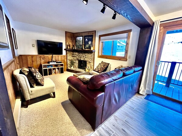 Smart TV, chimenea, futbolito y estéreo 