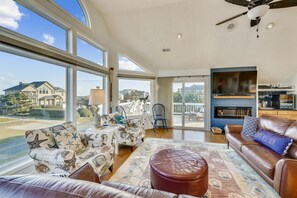 Een televisie, een dvd-speler, tafelvoetbal en een tafeltennistafel