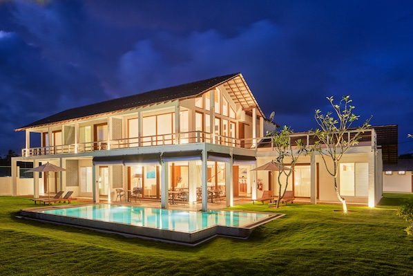 A two-story house with a swimming pool, outdoor seating, and a well-maintained lawn. - Céu Ceylon (Kalametiya)