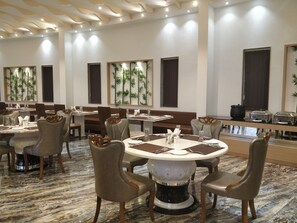 Breakfast, lunch and dinner served - Lords Resort Chotila (Chotila)