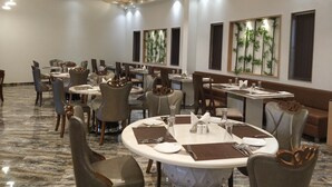 朝食、ランチ、ディナー、ブランチに営業