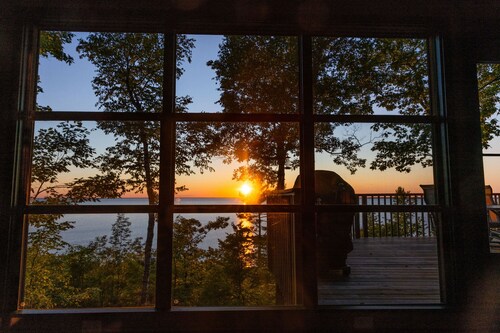 SPECTACULAR WATER VIEWS on the bluff. Secluded. Quiet.