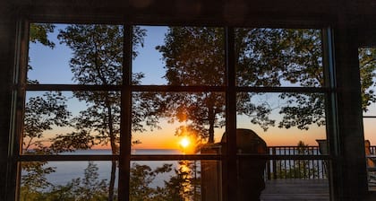 SPECTACULAR WATER VIEWS on the bluff. Secluded. Quiet.