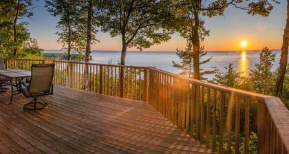 SPECTACULAR WATER VIEWS on the bluff. Secluded. Quiet.