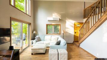 Smart TV, DVD player, livros, videoteca