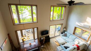 Smart TV, DVD player, livros, videoteca