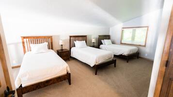 3 bedrooms, iron/ironing board, travel crib, free WiFi