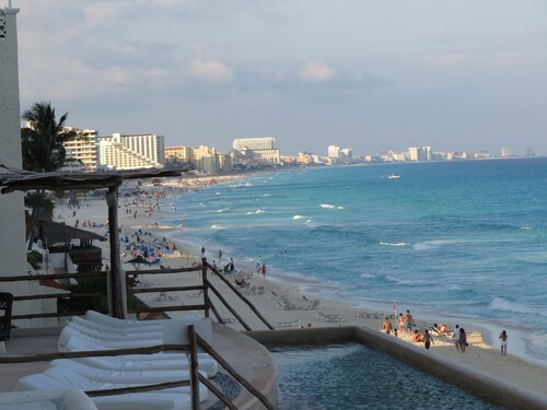 Stunning 180° Sea View!  Be on the Beach In 90 Seconds! WIFI! Just Renovated!