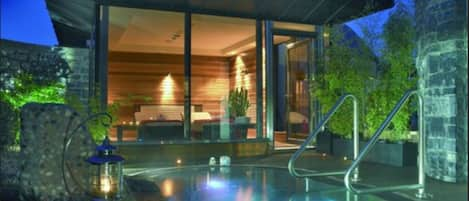 Sauna, spa tub, steam room