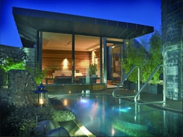 Un sauna, una bañera de hidromasaje, baño turco