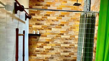 Superior-Zimmer | Badezimmer | Dusche, kostenlose Toilettenartikel, Hausschuhe, Handtücher