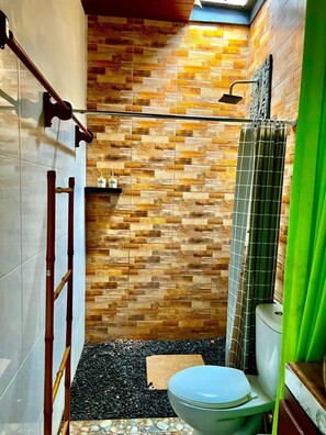 Chambre Supérieure | Salle de bain | Douche, articles de toilette gratuits, chaussons, serviettes fournies