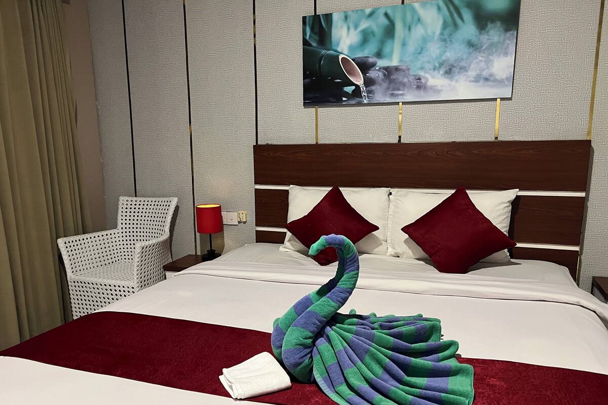 Superior Room | 1 bedroom, minibar, desk, blackout drapes