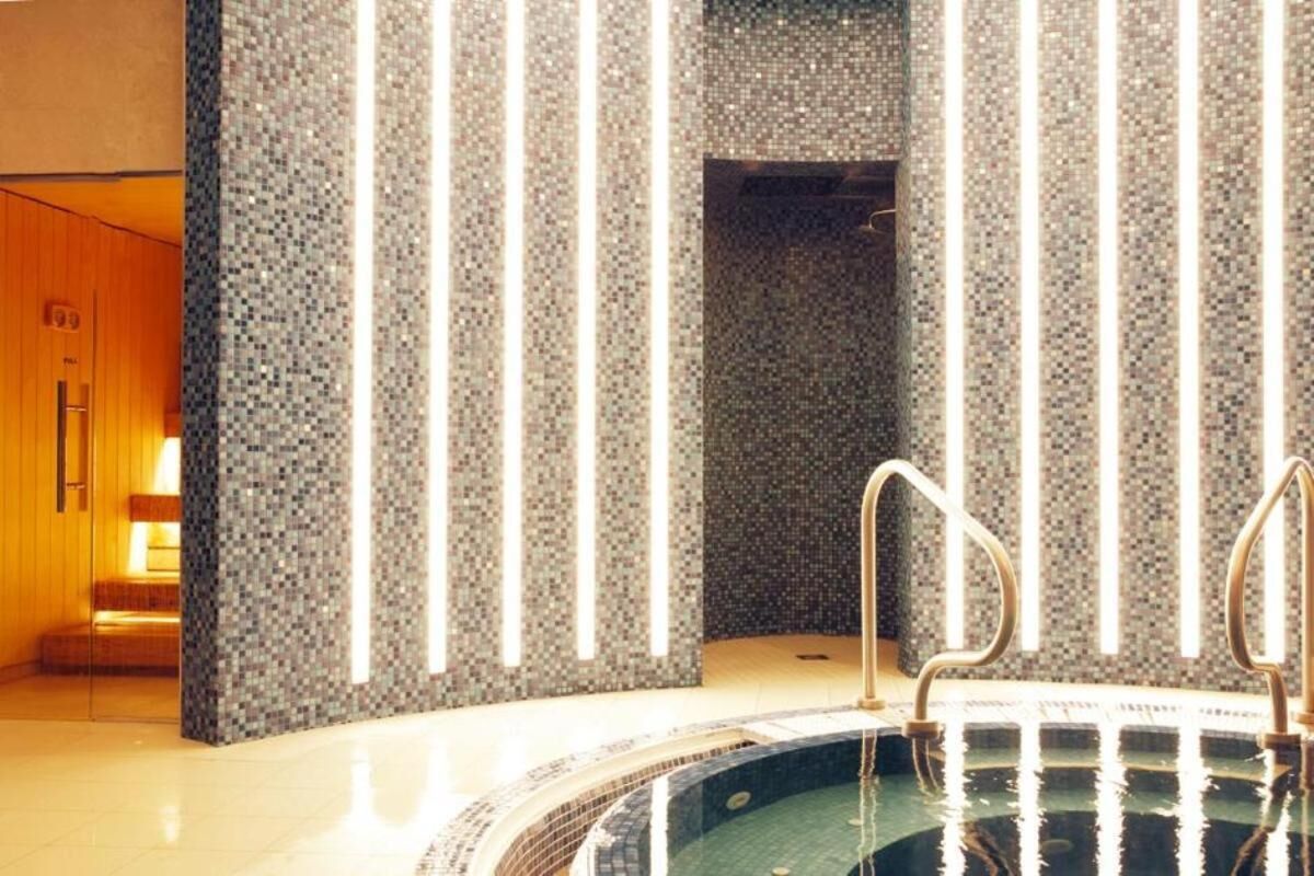 couples treatment room(s), sauna, hot tub, steam room