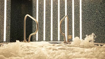 Couples treatment room(s), sauna, hot tub, steam room