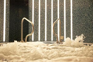 Salas de tratamientos para parejas, sauna, bañera de hidromasaje 
