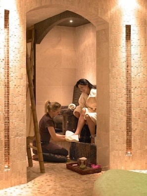 Sales de tractament per a parelles, sauna i banyera d'hidromassatge