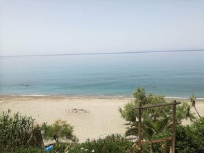 Chaises longues, serviettes de plage