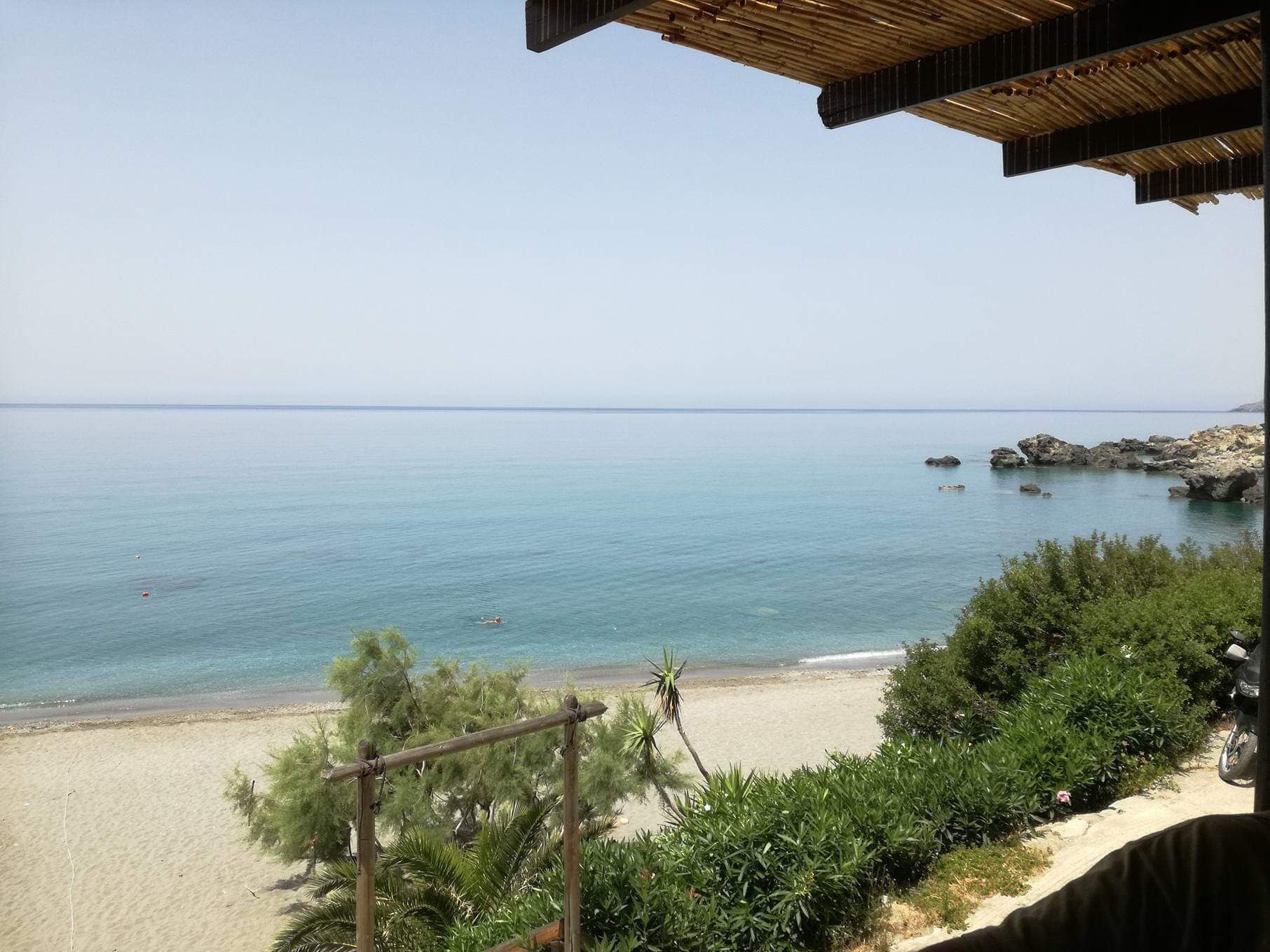 Ligstoelen aan het strand, strandlakens