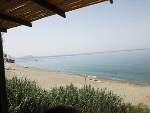 Chaises longues, serviettes de plage