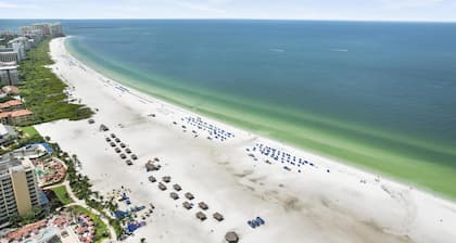 South Exposure 5 min walk to Beach, JW Marriott, Heated Pool, Free Bikes, Pet OK