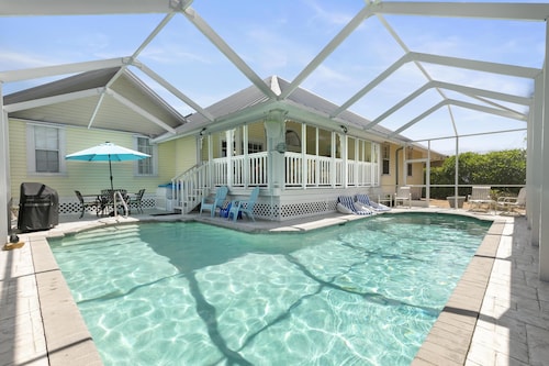 Top-Rated Marco Beach House, Heated Pool, Bikes, Walk to Beach & JW Marriott