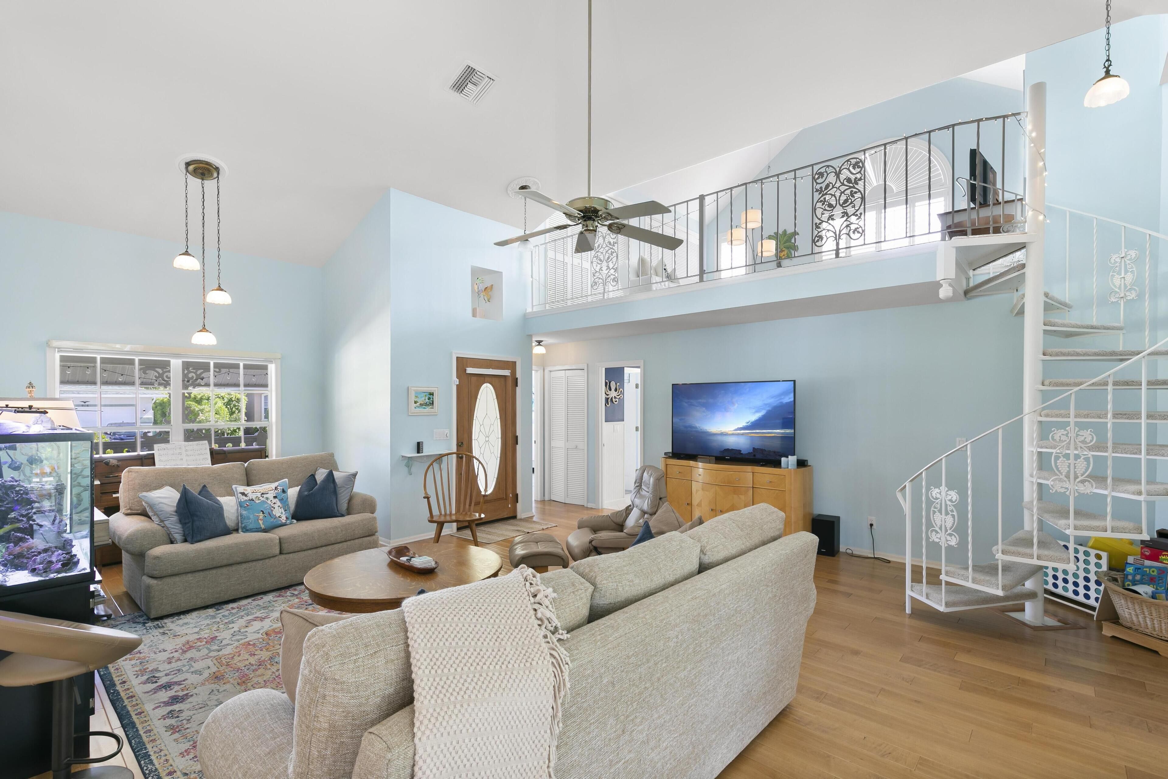 Älytelevisio, leluja, kirjoja, tulostin