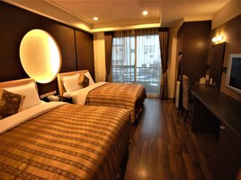 Deluxe Quadruple Room | Desk, blackout drapes, soundproofing, free WiFi
