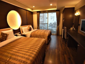 Deluxe Quadruple Room | Desk, blackout drapes, soundproofing, free WiFi