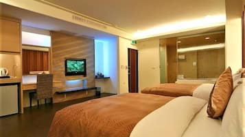 Escritorio, cortinas opacas, sistema de insonorización y wifi gratis