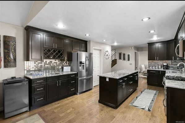 Kühlschrank, Mikrowelle, Ofen, Herdplatte