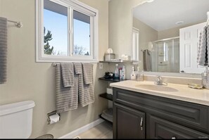 Kombinert dusj/badekar, hårføner, håndklær og såpe