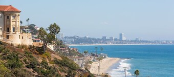 Amazing 3000 sqft Panoramic Ocean View Villa Steps to Beach, sleeps 12