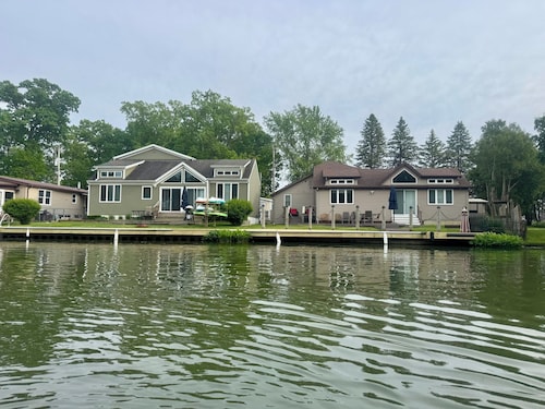 Luxury Gun Lake 4 Bed 2 Bath Home W/paddleboards/kayaks, Free Wi-fi