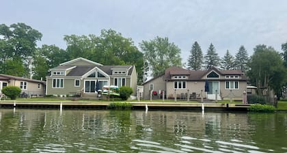 Luxury Gun Lake 4 Bed 2 Bath Home W/paddleboards/kayaks, Free Wi-fi