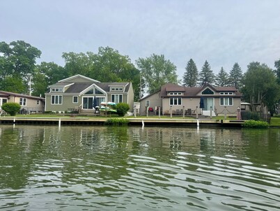 Luxury Gun Lake 4 Bed 2 Bath Home W/paddleboards/kayaks, Free Wi-fi