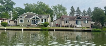 高級ガンレイク4ベッド2バスコテージw /パドルボード/カヤック、無料WI-FI