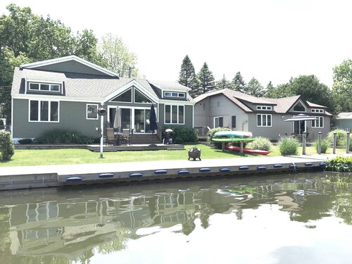 Luxury Gun Lake 4 Bed 2 Bath mökki w / paddleboards / kajakkeja, ilmainen Wi-Fi